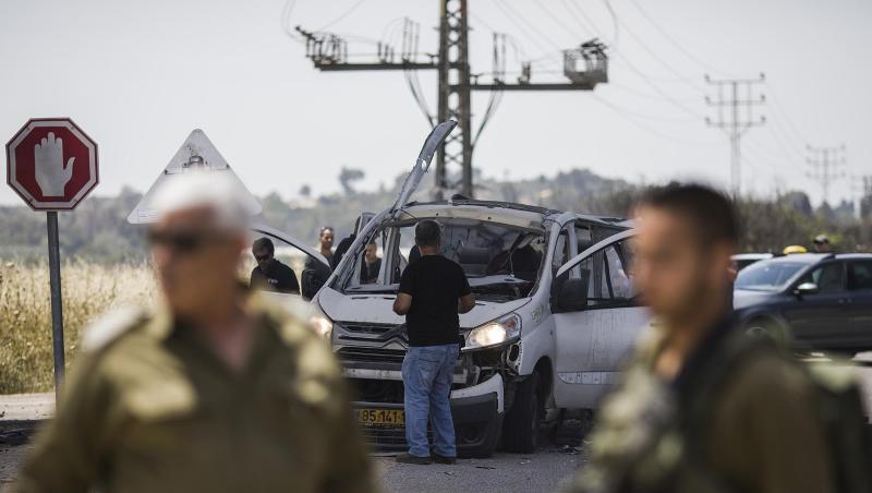 Israelische Soldaten vor einem zerstörten Auto am Grenzübergang Erez. Israelische Soldaten vor einem zerstörten Auto am Grenzübergang Erez.