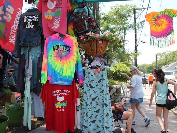 In Woodstock wird eifrig gebatikt.