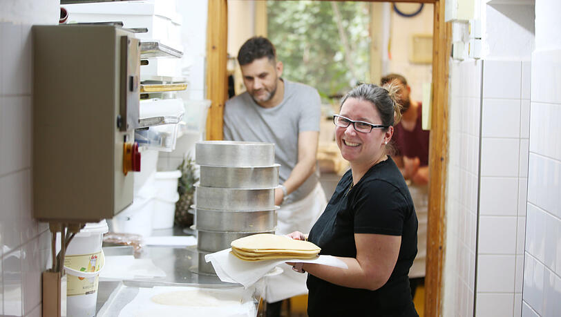 Das Backstuben-Team hat viel Spaß bei der Arbeit. Das Backstuben-Team hat viel Spaß bei der Arbeit.
