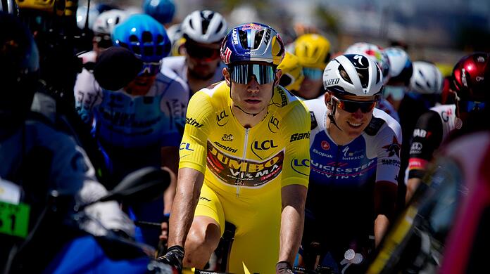 Hat die Gesamtführung verteidigt und ist im Gelben Trikot zum Tagessieg gefahren: Der Belgier Wout Van Aert (M).