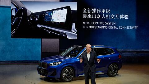 Ein leitender Angestellter von BMW spricht während des Pressetages der Auto Shanghai 2023.