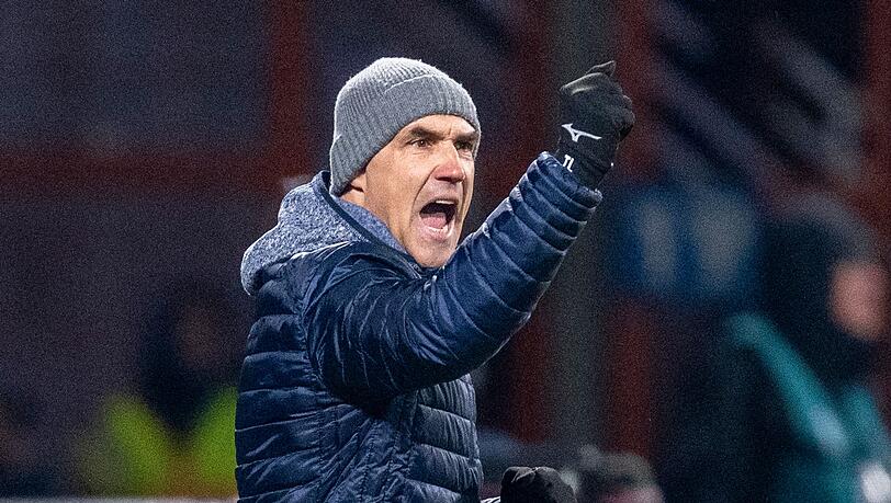 Bochums Trainer Thomas Letsch ballt die Faust und jubelt.