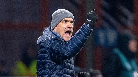Bochums Trainer Thomas Letsch ballt die Faust und jubelt.