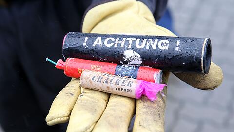 Vor illegalem Feuerwerk wird gewarnt, die Verletzungsgefahr ist gro&szlig;. (Archivbild)
