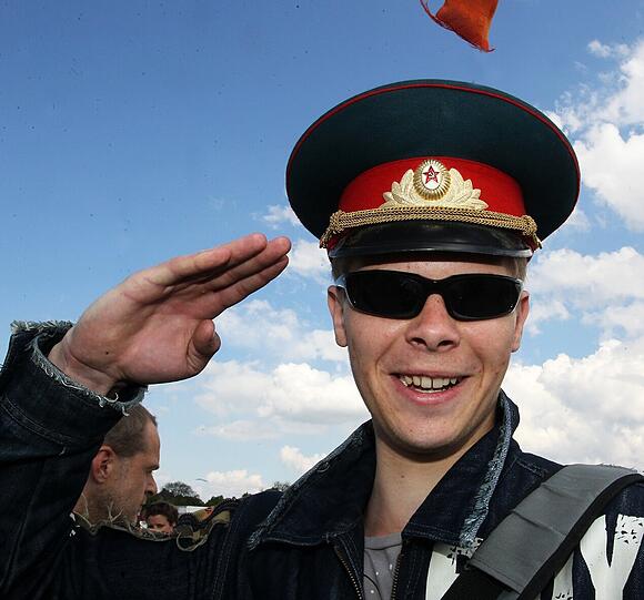 Faschingsgeneral: Chubengo Bogdan geht in München in die Schule. Der 18-Jährige ist allerdings Halbrusse, deswegen hat er zugegriffen bei der russischen Militärmütze. &bdquo;Für zwei Euro ist das Ok&ldquo;, findet er. Täglich tragen wird er das Stück aber nicht. &bdquo;Ich glaube, das ist eher was für den Fasching.&ldquo;