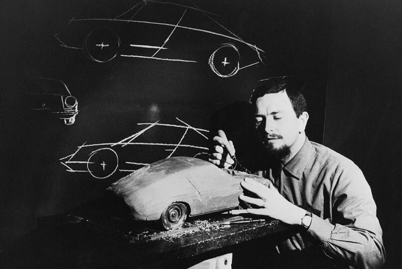 Er entwarf Anfang der 1960er Jahre den legendären Porsche 911, der zu einem der erfolgreichsten Sportwagen der Automobilgeschichte wurde. Am Donnerstag, den 05.04.2012, ist er im Alter von 76 Jahren in Salzburg gestorben: Autodesigner Ferdinand Alexander Porsche. Das teilte die Porsche AG in Stuttgart mit.