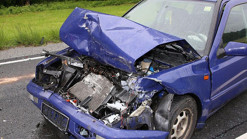 Auf der B12 Reichertsheimer Berg kam es am Donnerstagmittag zu einem Auffahrunfall mit drei Fahrzeugen.
