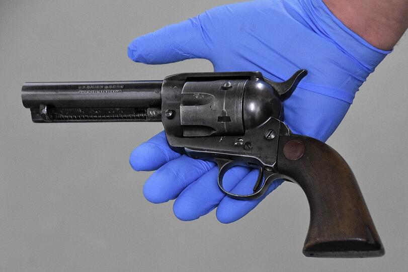 Ein geladener Revolver und 350 Gramm Crystal stellten die Fahnder sicher.