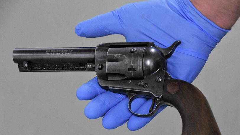 Ein geladener Revolver und 350 Gramm Crystal stellten die Fahnder sicher. Ein geladener Revolver und 350 Gramm Crystal stellten die Fahnder sicher.