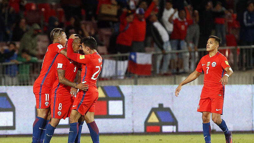 Zwei Tore für Arturo Vidal - Bayerns Mittelfeldspieler war der beste Mann beim 2:1-Erfolg der chilenischen Elf gegen Peru. Zwei Tore für Arturo Vidal - Bayerns Mittelfeldspieler war der beste Mann beim 2:1-Erfolg der chilenischen Elf gegen Peru.