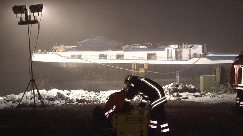 Feuerwehrleute sind am Hafen von Surwold nahe des Container-Schiffes im Einsatz, das bei dem Zusammenstoß mit einer Brücke beschädigt wurde.