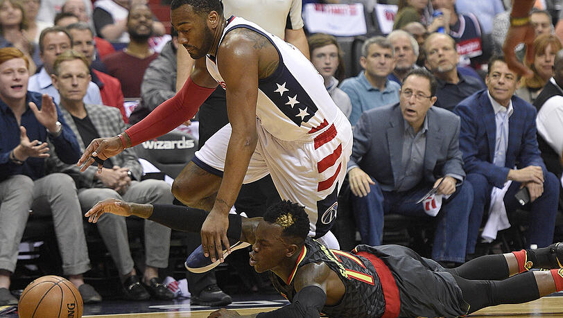 Washingtons John Wall (links) enteilt dem am Boden liegenden Dennis Schröder von den Atlanta Hawks. Washingtons John Wall (links) enteilt dem am Boden liegenden Dennis Schröder von den Atlanta Hawks.