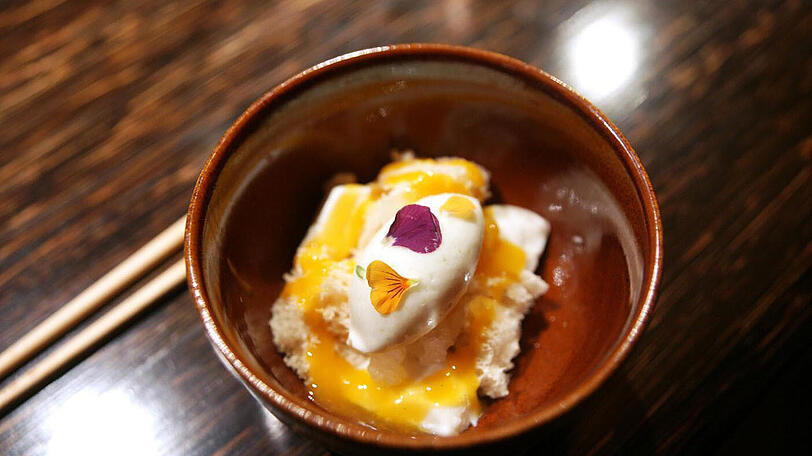 5. Gang: &bdquo;New Fu&ldquo;: Mandel-Biskuit, Lychee-Granitée, Mandel-Tofu, Aprikose, Kokosnuss und Limonensorbet. Der Asti Spumante &bdquo;Bel Piasi&ldquo; vom Weingut Cascina Fonda aus dem Piemont bringt kühl prickelnd die vielschichtigen Aromen und Konsistenzen des fruchtigen Desserts zusammen. Ein würdiger Abschluss!