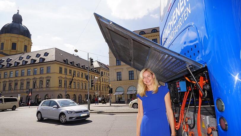 Umweltreferentin Stephanie Jacobs am E-Sightseeing-Bus.