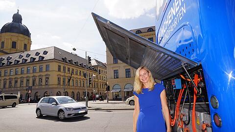 Umweltreferentin Stephanie Jacobs am E-Sightseeing-Bus.