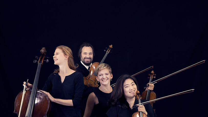 Die neue Cellistin Harriet Krijgh, Bratscher Gregor Sigl, Primaria Vineta Sareika und die neue zweite Geigerin Suyoen Kim (v. li.). Die neue Cellistin Harriet Krijgh, Bratscher Gregor Sigl, Primaria Vineta Sareika und die neue zweite Geigerin Suyoen Kim (v. li.).