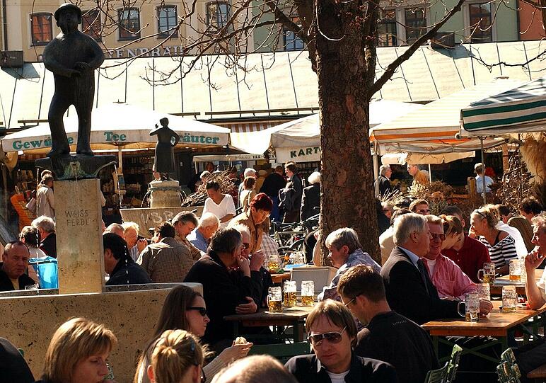 Ein einzigartiger Platz mitten in München: der Biergarten auf dem Viktualienmarkt. Ob&rsquo;s zum Weltkulturerbe reicht?