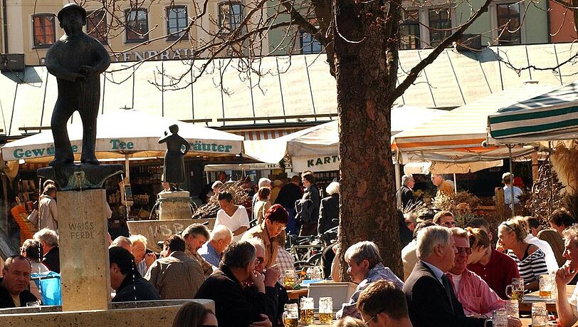 Ein einzigartiger Platz mitten in München: der Biergarten auf dem Viktualienmarkt. Ob’s zum Weltkulturerbe reicht? Ein einzigartiger Platz mitten in München: der Biergarten auf dem Viktualienmarkt. Ob’s zum Weltkulturerbe reicht?