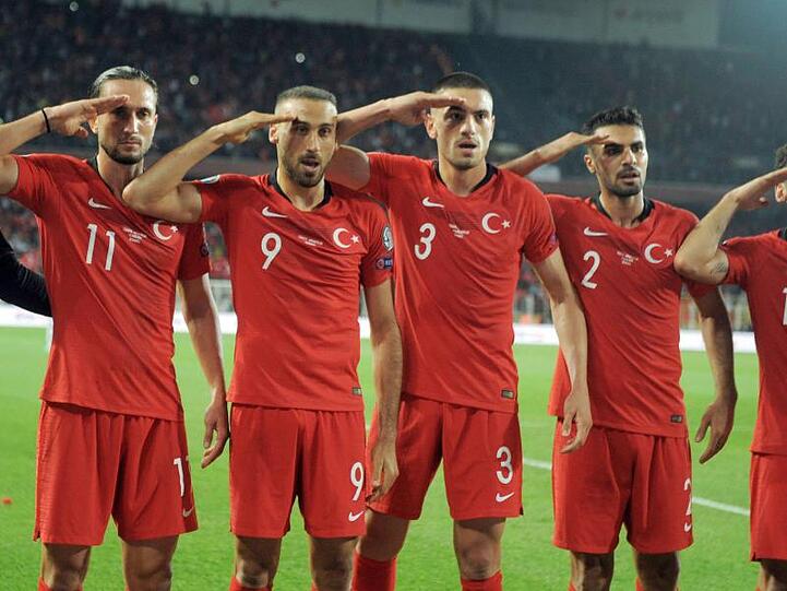Die türkischen Nationalspieler hatten mit ihrem Salut-Jubel für Aufsehen gesorgt.
