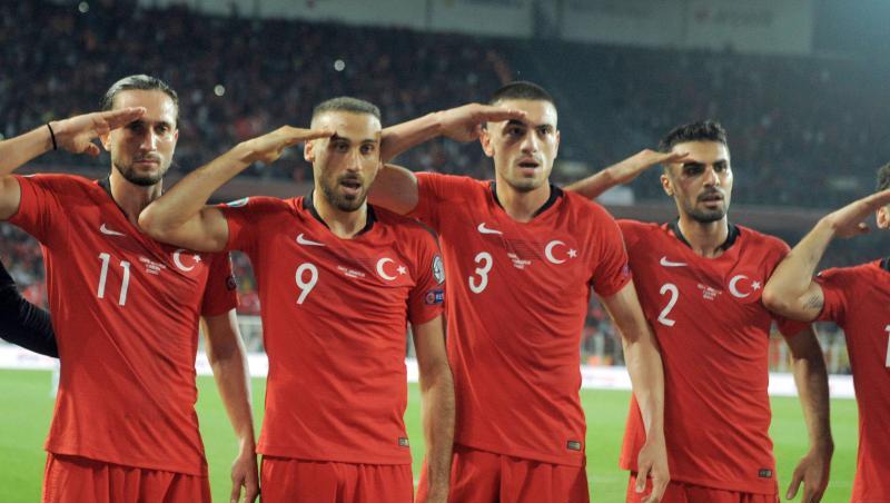 Die türkischen Nationalspieler hatten mit ihrem Salut-Jubel für Aufsehen gesorgt. Die türkischen Nationalspieler hatten mit ihrem Salut-Jubel für Aufsehen gesorgt.