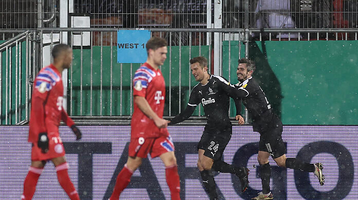 Holstein Kiel gewinnt im Elfmeterschießen gegen den FC Bayern.