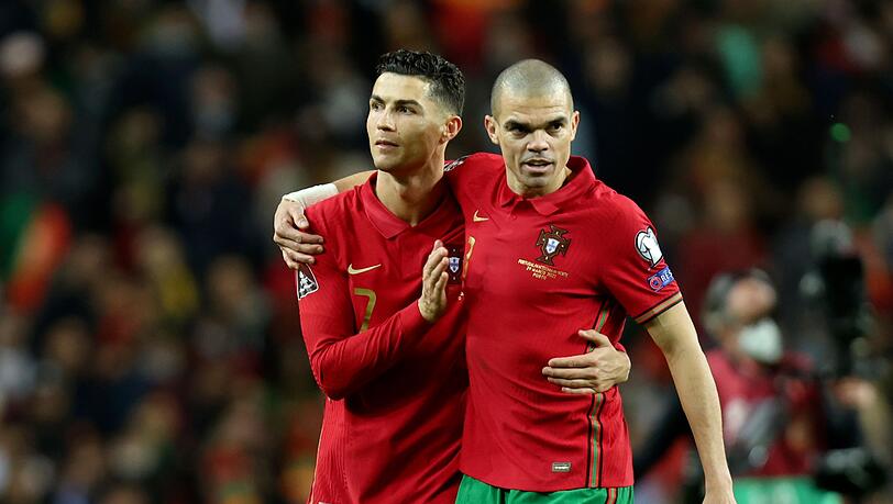 Portugals Cristiano Ronaldo und Pepe (r) nach dem Sieg gegen Nordmazedonien.