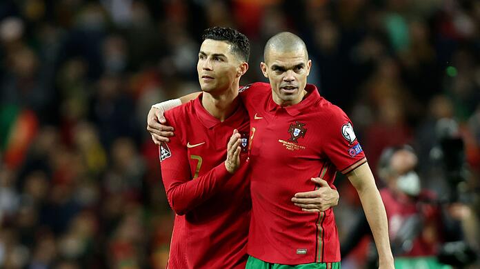 Portugals Cristiano Ronaldo und Pepe (r) nach dem Sieg gegen Nordmazedonien.