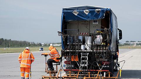 Eine spezielle Flüssig-Grundierung bringen Arbeiter mit einem Spezialfahrzeug auf der Landebahn Nordwest auf dem Flughafen in Frankfurt an. Am Frankfurter Flughafen hat der Betreiber Fraport die frisch sanierte Landebahn Nordwest nach wenigen Betriebsstunden wieder gesperrt.