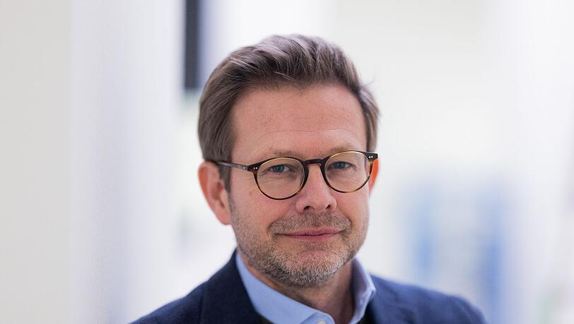 Florian Illies, Buchautor, Kunsthistoriker und Kurator, steht im Museum Kunstpalast.