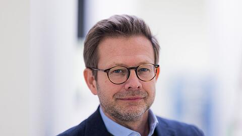 Florian Illies, Buchautor, Kunsthistoriker und Kurator, steht im Museum Kunstpalast.