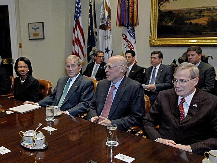 US-Präsident George W. Bush mit Vertretern des Internationalen Währungsfonds und der G7-Staaten in Washington.