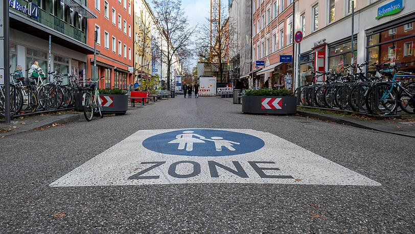 Die Weißenburger Straße in Haidhausen ist testweise für ein Jahr zur Fußgängerzone umgewidmet.