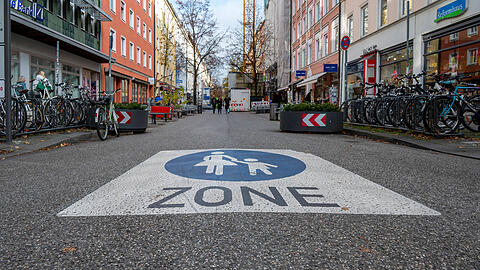 Die Weißenburger Straße in Haidhausen ist testweise für ein Jahr zur Fußgängerzone umgewidmet.