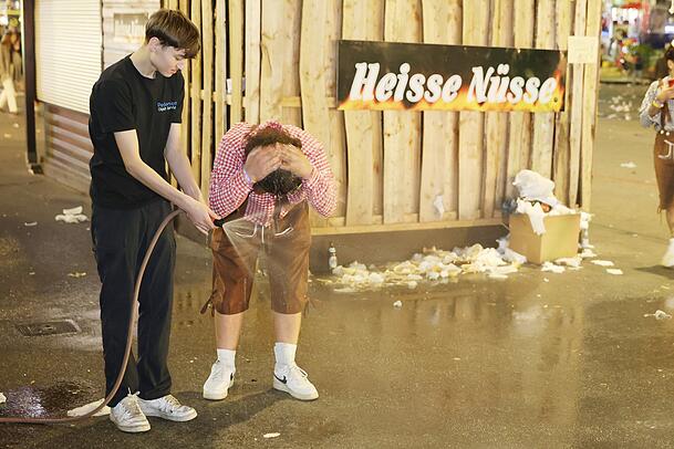 Ein Betrunkener macht sich den Haarschopf nass. Ein Betrunkener macht sich den Haarschopf nass.