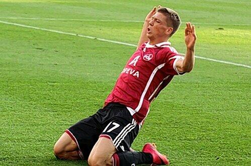 Der schöne Moment des Siegers: Mike Frantz, Torschütze zum entscheidenden 2:1, bejubelt seinen Volltreffer.