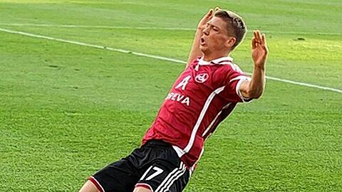 Der schöne Moment des Siegers: Mike Frantz, Torschütze zum entscheidenden 2:1, bejubelt seinen Volltreffer.