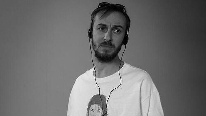 Jan Böhmermann im 1990er Retro-Look Jan Böhmermann im 1990er Retro-Look