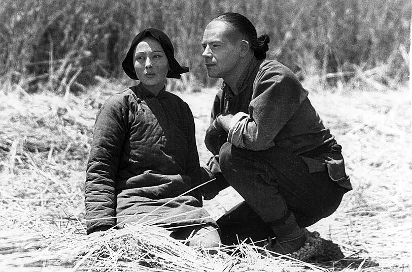 Luise Rainer der US-Schauspieler Paul Muni in dem Film "Die gute Erde" von 1937.
