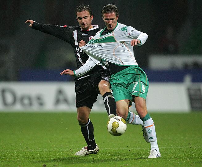 Der erste Nicht-Bayer in der Liste ist Jurica Vranjes. Mit Werder Bremen gewann er nach 152 Spielen zum 100. Mal in der Bundesliga.