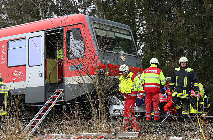 Bilder vom schweren Unfall bei Soyen: An einem unbeschrankten Bahnübergang kollidierte ein Auto mit einem Regionalzug.