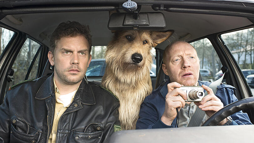 Franz Eberhofer (Sebastian Bezzel, li.) und Rudi Birkenberger (Simon Schwarz) legen sich auf die Lauer &ndash; und Hund Ludwig schaut traurig.