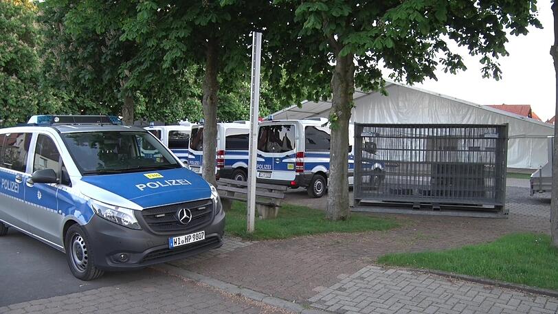 Regierungspräsident Walter Lübcke soll tot auf der Terrasse seines Hauses gefunden worden sein. Polizisten durchkämmten die Umgebung des Anwesens und dessen Garten in Wolfhagen.