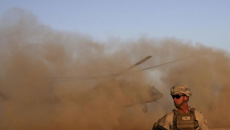Ein US-Marinesoldat nimmt am Militärstützpunkt Shorab in der Provinz Helmand an einem Manöver mit der afghanischen Armee teil. Ein US-Marinesoldat nimmt am Militärstützpunkt Shorab in der Provinz Helmand an einem Manöver mit der afghanischen Armee teil.