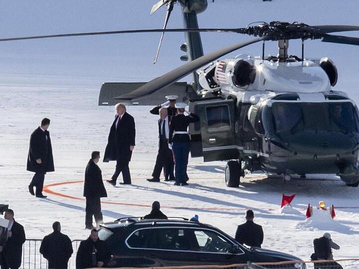 Donald Trump verlässt nach der Landung in Davos den Hubschrauber Marine One.