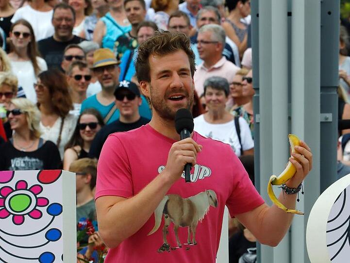Luke Mockridge "telefoniert" mit einer Banane.
