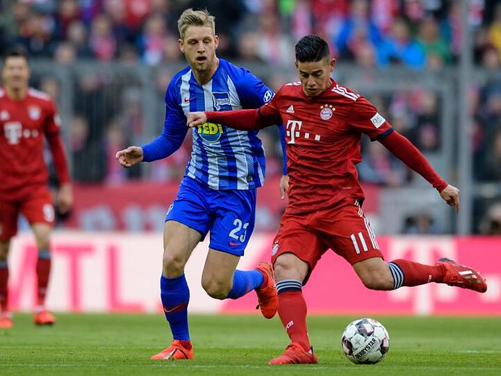 Herthas Arne Maier (l) und Bayerns James Rodriguez im Zweikampf um den Ball.