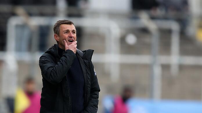 Weiß-blaue Ratlosigkeit: Chefcoach Michael Köllner muss mit den Löwen den Aufstieg in die Zweite Liga abschreiben.