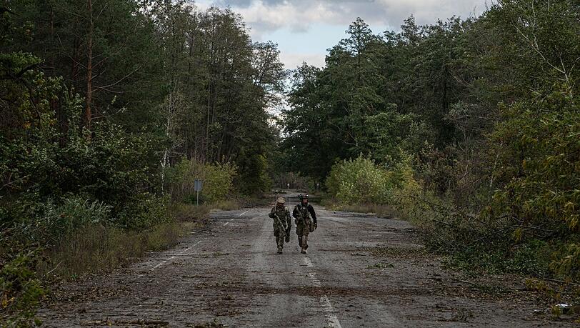 Ukrainische Soldaten suchen in der kürzlich zurückeroberten Stadt Lyman nach den Leichen ihrer Kameraden.