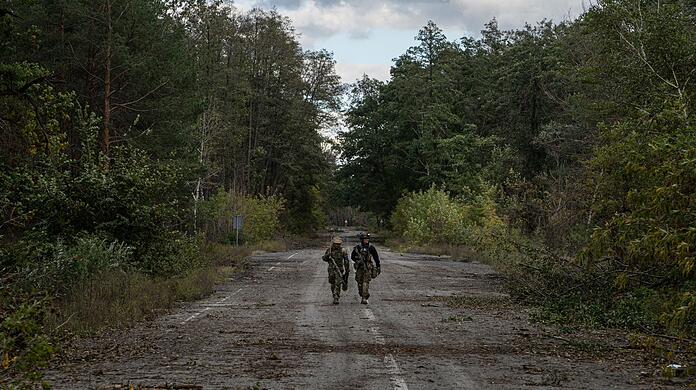 Ukrainische Soldaten suchen in der kürzlich zurückeroberten Stadt Lyman nach den Leichen ihrer Kameraden.