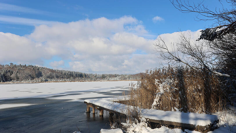 Der Deixlfurter See ist besonders mit Schnee entzückend.